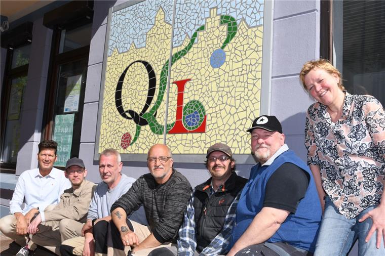 Handgeschliffenes Mosaik für die Quartiersmeisterei Lehe Stolz auf das in wochenlanger Kleinarbeit erstellte Mosaik, das auf die Quartiersmeisterei Lehe in der Uhlandstraße 28 hinweist (von rechts): Quartiersmeisterin Brigitte Hawelka, die Förderwerk-Mitarbeiter Henry Wiese, Axel Mahler, Jörg Fricke, Stefan Schlie und Sascha Johann sowie Hauseigentümer Tim Thiemann.