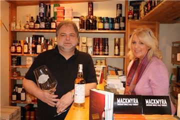Stolz auf die Auszeichnung als bester Whisky-Shop Deutschlands: Ingo Kirchhoff und Maike Zorn von Whisk(e)y and More. Foto Albert