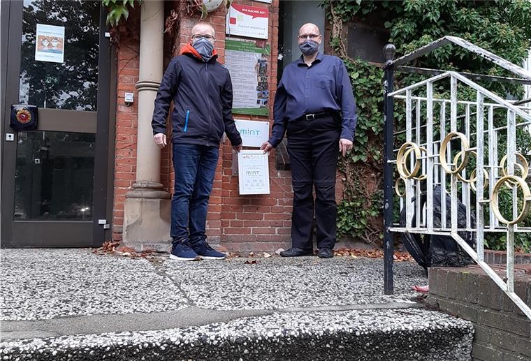 Bad Bederkesa: NIG erhält Gütesiegel für besondere Bildung Stolz auf die erneute Auszeichnung als MINT-Schule: Malte Ulrich, 10d (links), und Studiendirektor Dr. Thomas Appel vor der Tür des Niedersächsischen Internatsgymnasiums in Bad Bederkesa.