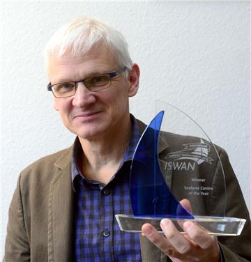 Stolz auf die internationale Auszeichnung: Seemannspastor Werner Gerke mit dem "Oscar der Seefahrt" für die beste Missionsarbeit 2015.