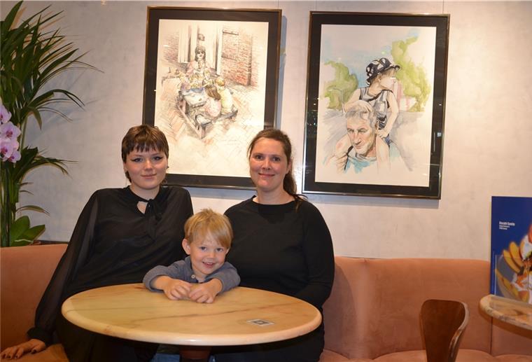 Zeven: Künstlerinnen stellen im Eiscafé aus Zwei Frauen sitzen zusammen mit einem kleinen Kind an einem runden Tisch in einem Eiscafé.