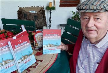 Stolz aufs neue Werk: Artur Burmeister, Leiter des Heimatmuseums Debstedt. Der 85-Jährige blick facettenreich auf Weihnachten.