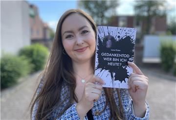 Lana Kister mit ihrem Buch "Gedankentod - Wer bin ich heute?"