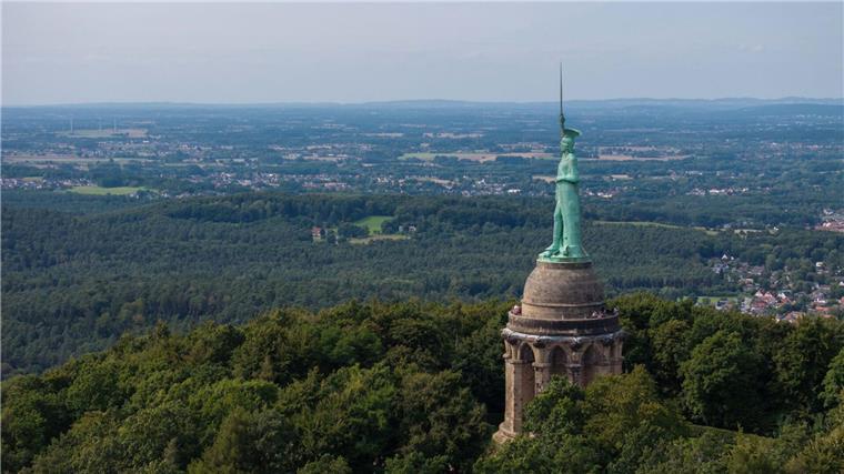 Stolz ragt das Denkmal über dem kleinsten NRW-Landesteil Lippe. 