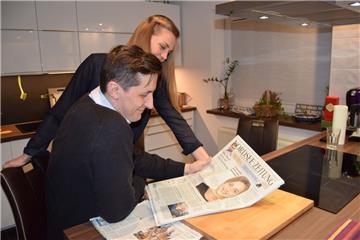 Stolze Eltern: Joanna und Arkadiusz Manczak studieren einen Bericht in der Nordsee-Zeitung über ihre Tochter Maja.