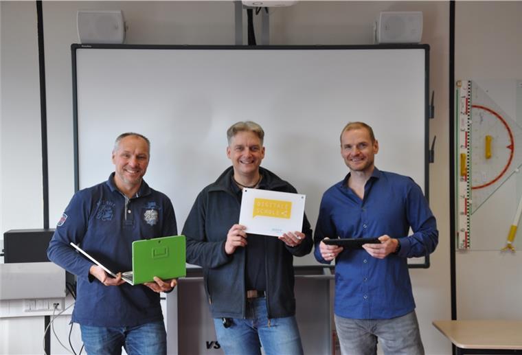 Neue Auszeichnung für Oberschule Langen Stolze Gesichter an der Oberschule Langen (von links): Michael Bergmann, Jan Lückert und Markus Christoph freuen sich über die Auszeichnung.