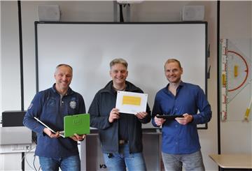 Stolze Gesichter an der Oberschule Langen (von links): Michael Bergmann, Jan Lückert und Markus Christoph freuen sich über die Auszeichnung.