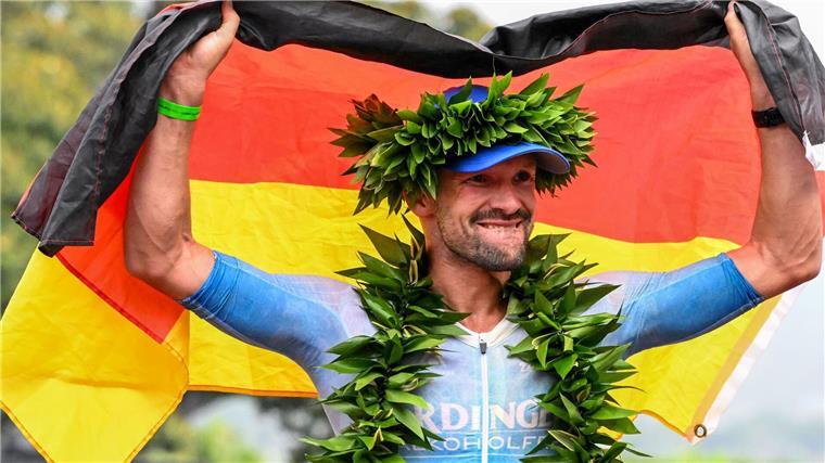 Quallen-Attacke, Tränen und Triumph: Langes Hawaii-Triple Stolzer Sieger: Patrick Lange gewinnt den Ironman auf Hawaii und jubelt.