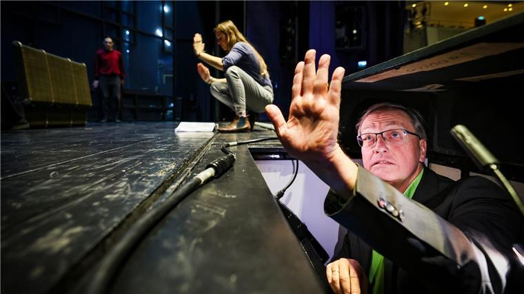 Stopp! Noch nicht singen! Opernsouffleur Uwe Sandner demonstriert, wie er bei Konzerten Sänger bremst.  