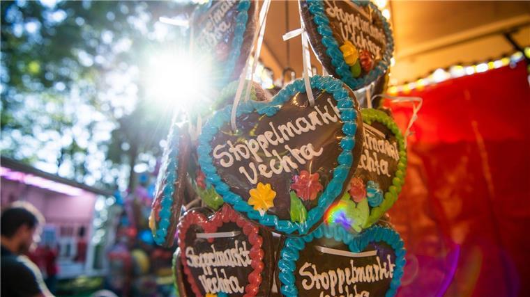 Kanzler Scholz kommt zum Stoppelmarkt „Stoppelmarkt Vechta“ steht auf Lebkuchenherzen an einem Süßigkeitenstand.