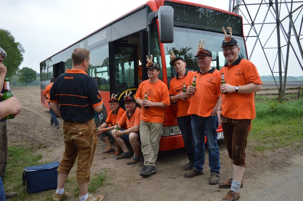 Stoppten nur kurz am Festivalgelände: Der Jägermeisterclub aus Wohlsdorf, der mit dem eigenen Bus anreiste.