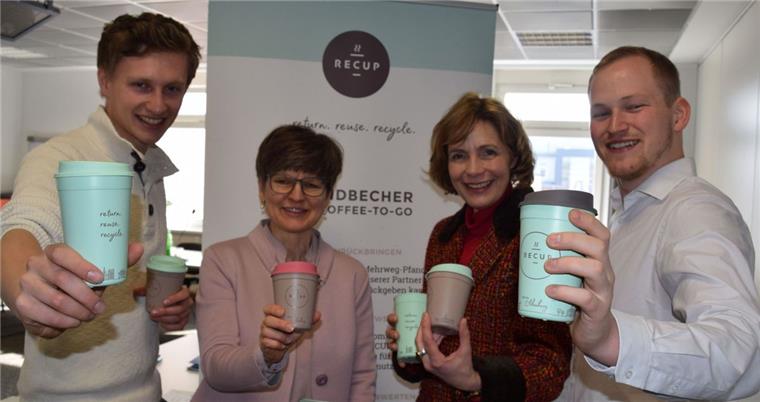 Pfandbecher helfen in Oldenburg gegen den Müll-Irrsinn Stoßen auf eine umweltfreundliche Art des Kaffeetrinkens an (von links): Recup-Mitbegründer Florian Pachaly, Agenda-21-Beauftragte Inka Thole, Umweltdezernentin Gabriele Nießen und Pascal Oetjegerdes vom Recup-Partner „Heimathaven“.