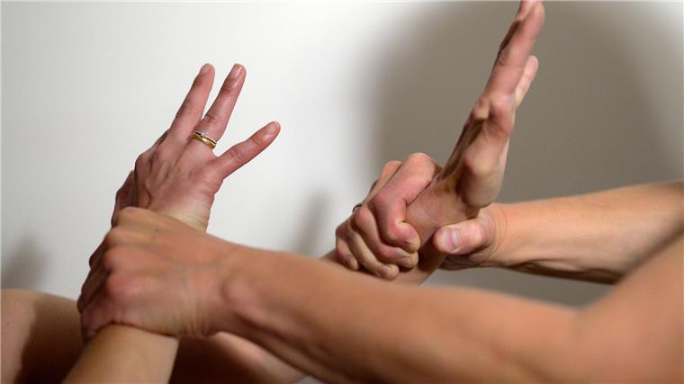 Neue Befragung: Wie sicher fühlen Sie sich? Straftaten, die nicht angezeigt werden, können auch nicht aufgeklärt werden: Wie sicher sich die Menschen in Niedersachsen fühlen, soll die neue Dunkelfeldstudie zeigen - die bald startet. (Symbolbild)