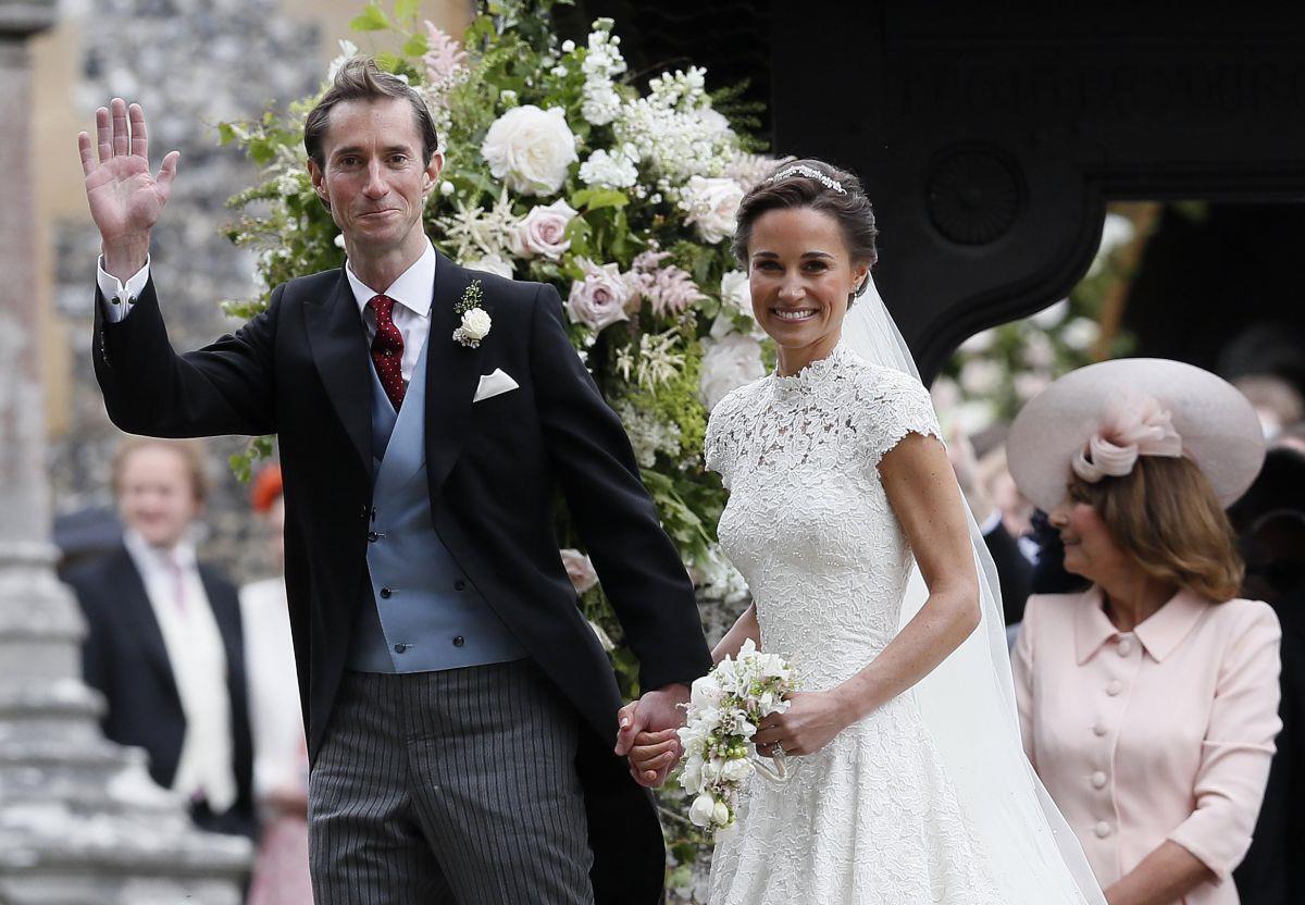 Erster Kuss vor der Kirche: Kates Schwester Pippa hat geheiratet Strahlen vor Glück: Pippa Middleton und ihr Ehemann James Matthews nach ihrer Hochzeit in der St. Mark's Kirche in Englefield.
