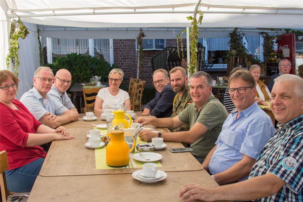 Strahlende Gesichter bei den Organisatoren des Herbstmarktes mit Straßenfest in ...