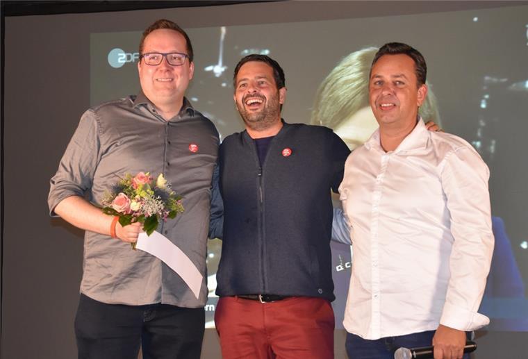 Strahlender Wahlsieger: SPD-Kandidat Daniel Schneider (Mitte) holte den Wahlkreis 29 mit deutlichem Vorsprung. Mit ihm freuen sich SPD-Geschäftsführer Hannes Felix Grosch (links) und der SPD-Landtagsabgeordnete Oliver Lottke.