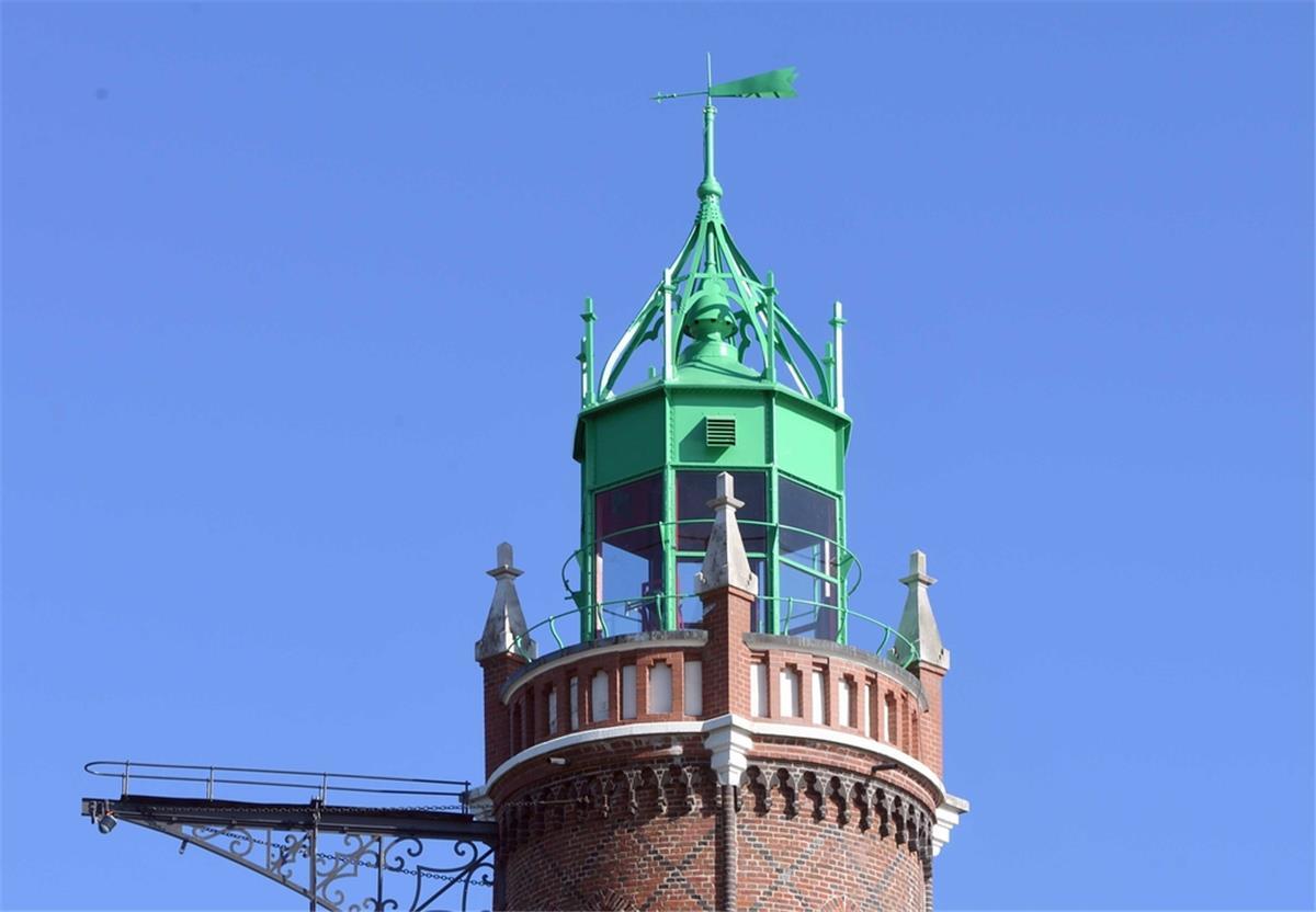 Grüner Leuchtturmkopf: Bremerhavens Wahrzeichen leuchtet auch am Tag Strahlt in leuchtendem Grün: Der sanierte Kopf des Simon-Loschen-Leuchtturms.