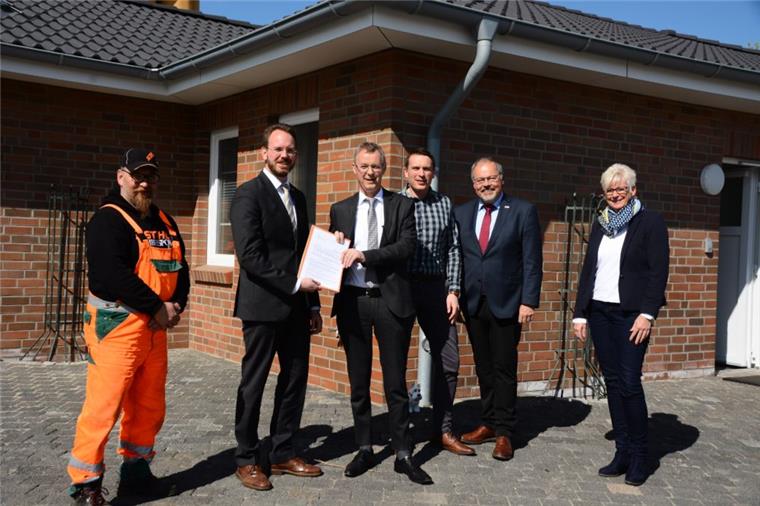 Wurster Nordseeküste: Geldsegen aus Hannover Strahlten bei der Übergabe mit der Sonne um die Wette: Jens Hinzmann vom Bauhof (von links), Bürgermeister Marcus Itjen, Ingo Marek vom Innenministerium, Christoph Nagelfeld von der Gemeindeverwaltung, Erster Gemeinderat Michael Göbel und Bauamtsleiterin Norma Warncke.