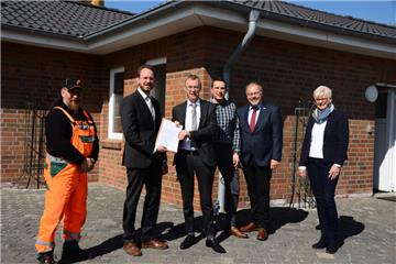 Strahlten bei der Übergabe mit der Sonne um die Wette: Jens Hinzmann vom Bauhof (von links), Bürgermeister Marcus Itjen, Ingo Marek vom Innenministerium, Christoph Nagelfeld von der Gemeindeverwaltung, Erster Gemeinderat Michael Göbel und Bauamtsleiterin Norma Warncke.