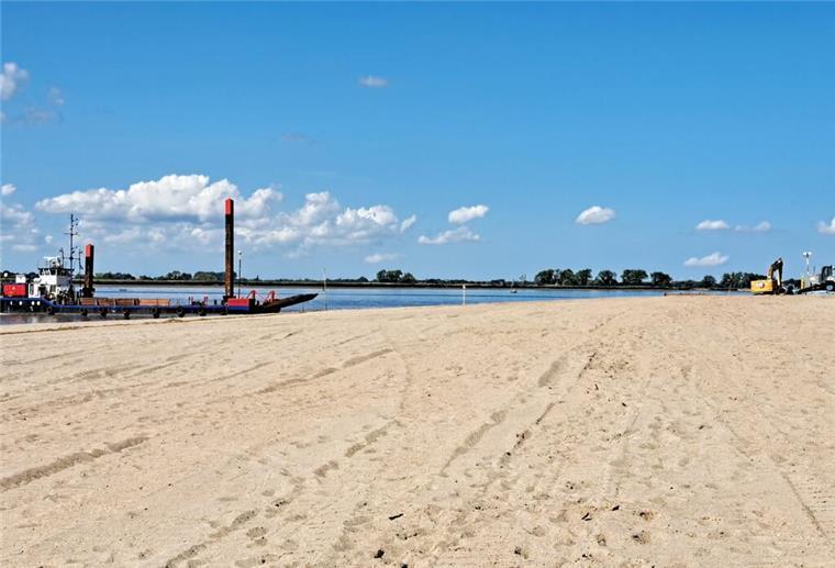 Neuer Mega-Strand in Sandstedt Strand, Strand, Strand, soweit das Auge reicht. In Sandstedt wurden 60.000 Kubikmeter Sand aufgespült.