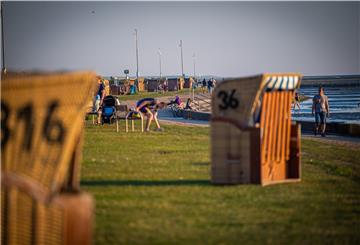 Strandbesucher in Dorum-Neufeld genießen die Urlaubsstimmung bei Sonnenuntergang. Doch wenn zu viele Menschen kommen, wird der Strand geschlossen.