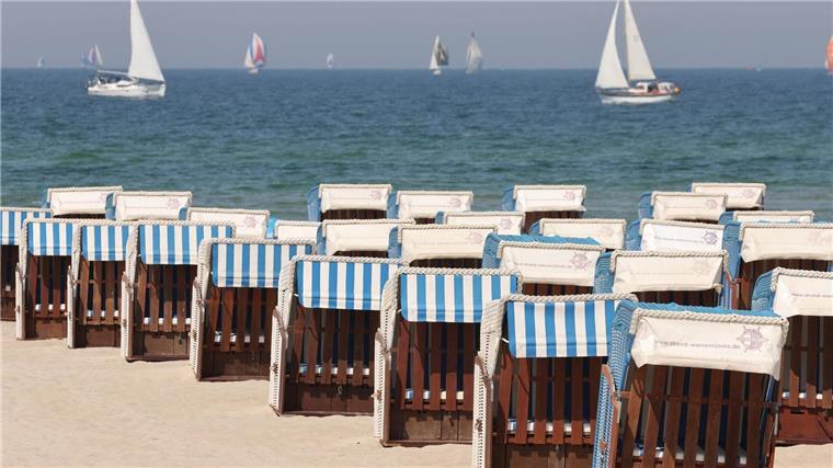 Strandkörbe warten an der Ostsee auf Gäste.