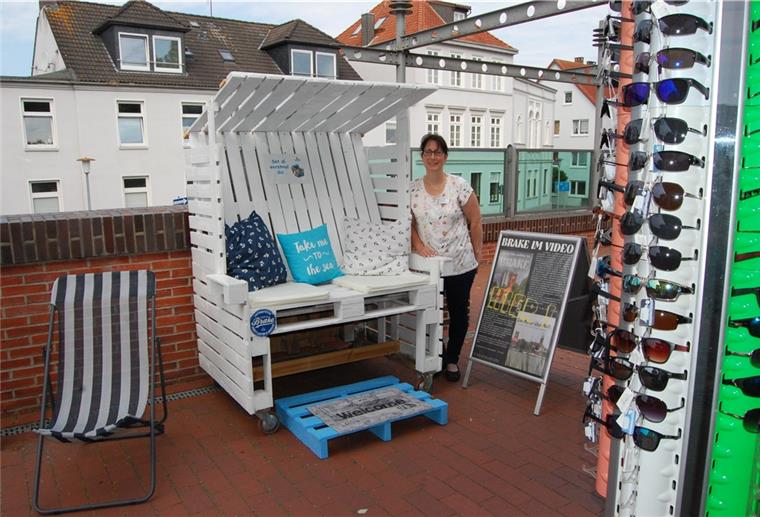 Tourist-Info: Strandkorb für Wartende Strandkorb und Liege für Wartende, Sonnenbrillen und mehr für Touristen: Geschäftsleiterin Ina Niestaedt vor dem Info-Pavillon an der Kaje, der sein Angebot ergänzt hat.