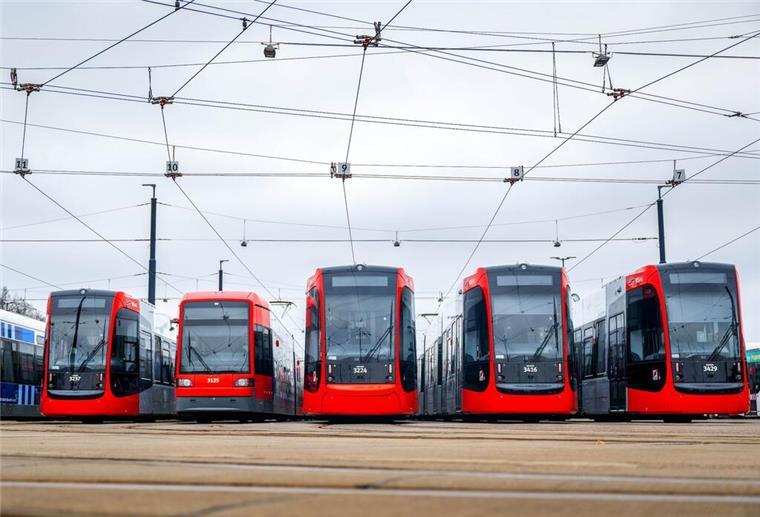 Warnstreik: Viele Busse und Bahnen stehen in Niedersachsen und Bremen still Straßenbahnen stehen auf dem Betriebshof der Bremer Straßenbahn AG (BSAG)