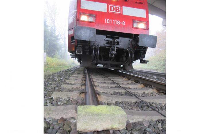 Strecke Bremen-Hamburg: Unbekannte legen Pflasterstein auf Schienen Strecke Bremen-Hamburg: Bei Waffensen lag ein Pflasterstein auf den Schienen.