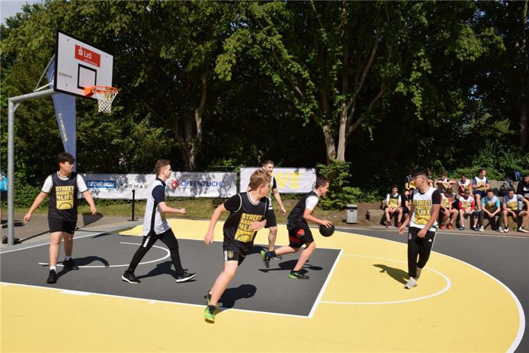 Brake: Neuer Streetball-Platz wird eingeweiht Streetball ist eine abgewandelte Form des Basketballs, bei der nur mit einem Korb und abgeschwächten Regeln gespielt wird.