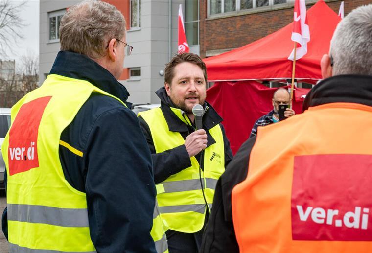 Keine Streiks mehr in Bremerhaven: Bremerhaven Bus wartet auf nächsten Verhandlungstag Streik-Kundgebung von Bremerhaven Bus an der Hexenbrücke in Bremerhaven. Franz Hartmann berichtet vom Stand der Dinge.