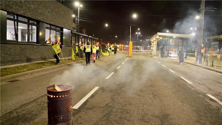 Viele Busse und Bahnen bleiben wegen Warnstreiks stehen Streikende halten sich am in der Nähe einer brennenden Tonne auf.