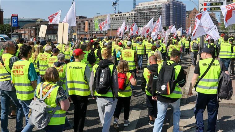Streikende in der Süßwarenindustrie ziehen bei einer Demonstration durch die Innenstadt.
