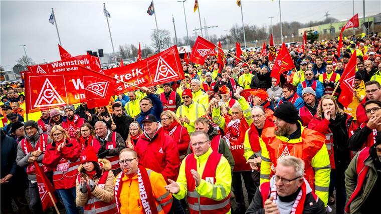 Flächendeckender Warnstreik setzt VW unter Druck Streikende stehen vor dem Volkswagen-Werk Emden.