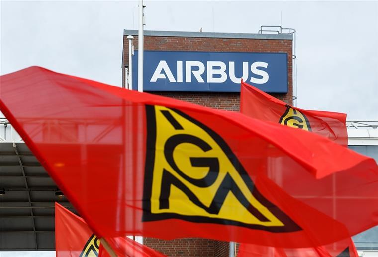 Airbus und IG Metall einigen sich Fahne der IG Metall vor Airbus-Gebäude.