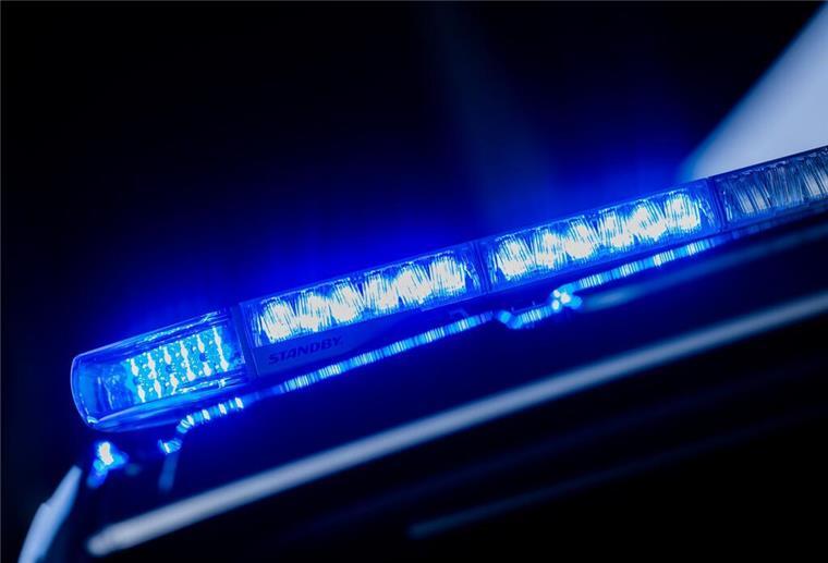 Frau in Bremer Klinik getötet – Mordkommission ermittelt Ein leuchtendes Blaulicht auf einem Polizeifahrzeug. (zu dpa: «Zwei tote Kinder in Rosenheim - Mutter unter Verdacht»)