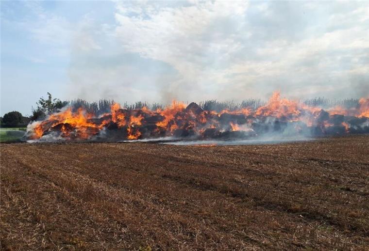 Plötzlich stehen 250 Stroh-Rundballen in Flammen Strohballen brennen auf einer landwirtschaftlichen Fläche bei Sottrum.