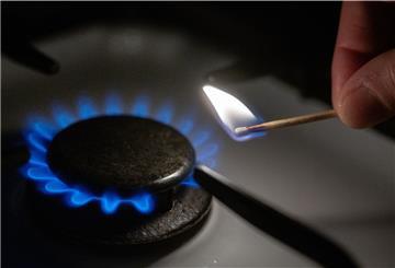 Ein Streichholz hat eine Gasflamme entzündet.