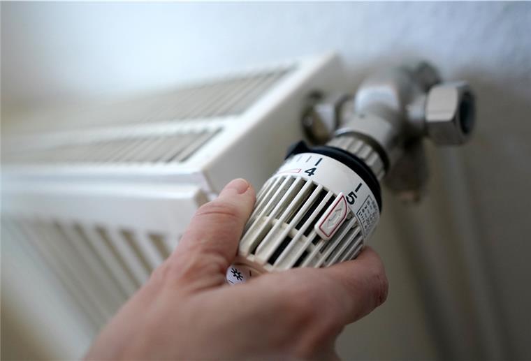 Hohe Energiepreise: Habeck kündigt weiteres Entlastungspaket an Eine Frau dreht an einem Heizungsthermostat. Die steigenden Energiekosten bereiten vielen Haushalten Sorge.