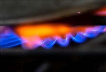 Die Flamme von einem Gasherd ist in der Küche eines Restaurants zu sehen.