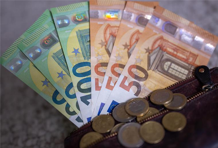 Wann Millionen Bürger wirklich mit einer Entlastung beim Strompreis rechnen können Geldscheine mit dem Wert von 100 und 50 Euro stecken in einem Geldbeutel, während auf dem Geldbeutel Münzen liegen. Für Haushalte in Deutschland könnte es bald eine Entlastung geben.