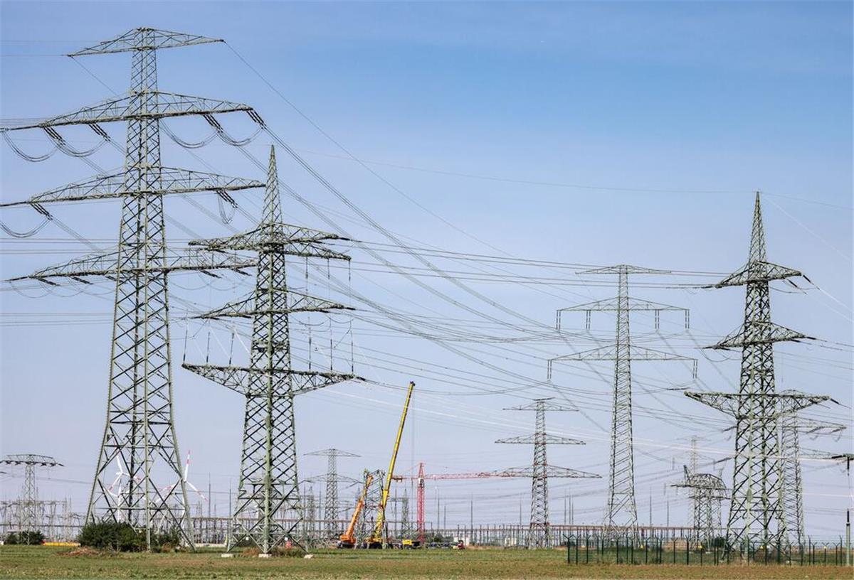 Teile Deutschlands sollen bald mehr für Strom zahlen - bist du betroffen? Stromleitungen von einem Werk.