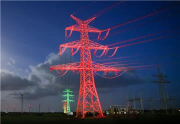 Strommasten des vierten Abschnitts der Westküstenleitung sind vor der offiziellen Inbetriebnahme in Klixbüll neben dem Tennet-Umspannwerk Klixbüll/Süd zu sehen.