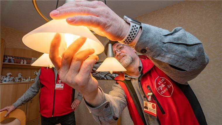 So viel sparen Haushalte beim Besuch der Strom-Detektive Der Stromspar-Check des Förderwerks Bremerhaven zu Besuch bei Beate Börsmann in Beverstedt. Andreas Schibgilla setzt eine neue LED-Lampe ein.