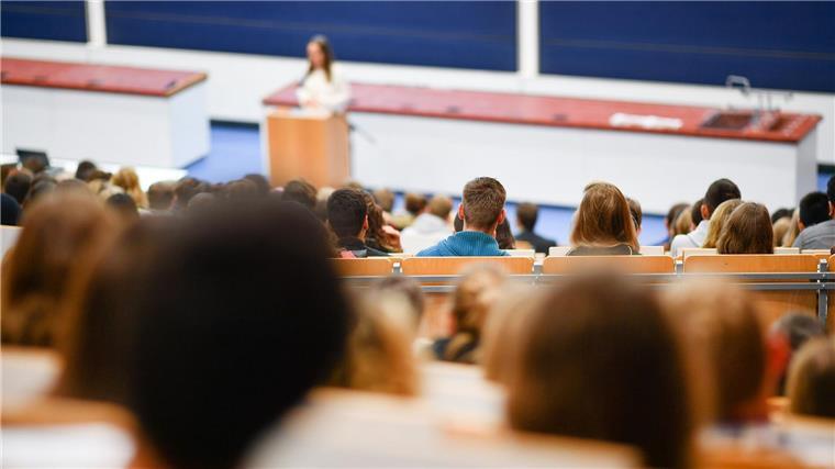 Viele Studierende haben Einmalzahlung noch nicht beantragt Studenten sitzen im Hörsaal einer Universität.