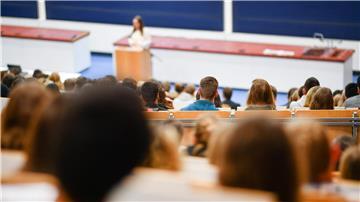 Studenten sitzen im Hörsaal einer Universität.