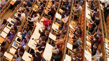 Studenten sitzen in einem Hörsaal einer Universität.