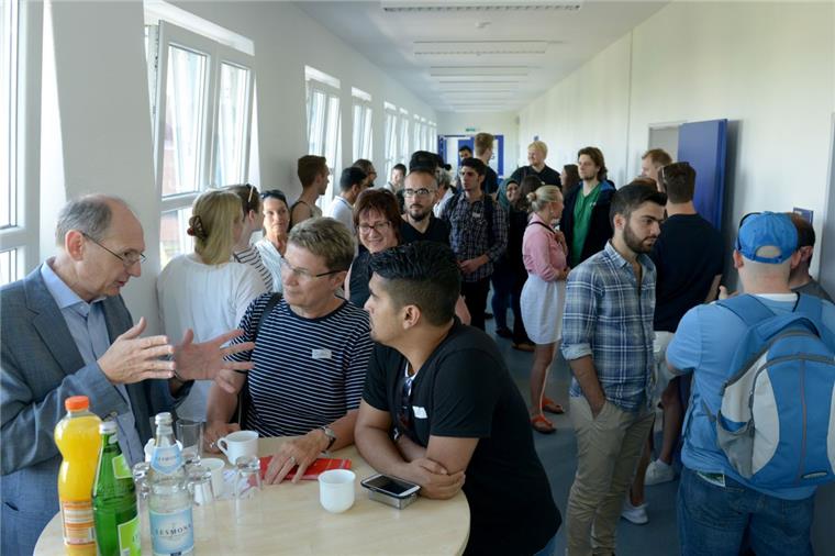 Studenten-Initiative für Flüchtlinge Studenten und Professoren der Hochschule Bremerhaven laden junge Flüchtlinge zum Schnuppertag ein. Was und wie an der Hochschule studiert werden kann, haben etwa 50 Asylsuchende am Sonnabend erfahren, rundum gut betreut von den Studenten des Studienganges Cruise Tourism Management.