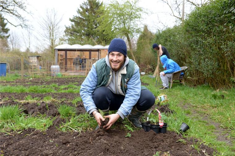 Studenten wie Vincent Davot bewirtschaften immer mehr Grabeland an der Neuen Aue.