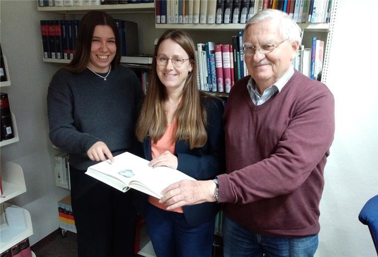 Bremerhaven: Zum 200. Geburtstag läuft Stadtlexikon vom Stapel Zwei Frauen und ein Mann halten ein Buch in den Händen